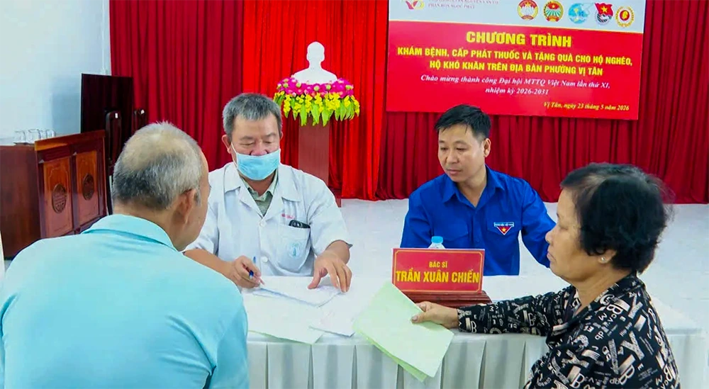 Khám bệnh, tặng quà 200 hộ nghèo, hộ có hoàn cảnh khó khăn