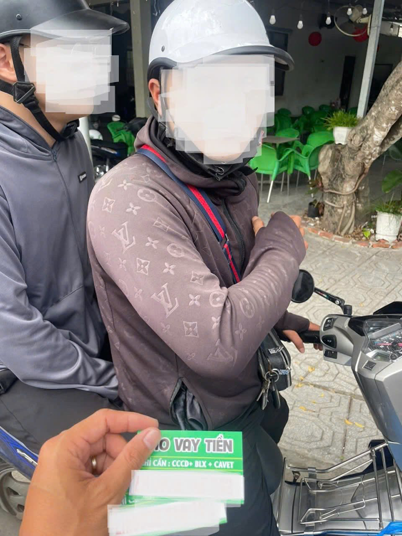 Bắt quả tang 4 đối tượng rải tờ rơi cho vay trả góp