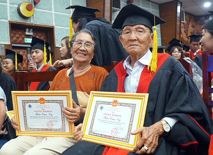 Cụ ông 82 tuổi và khát vọng học tập không ngừng nghỉ