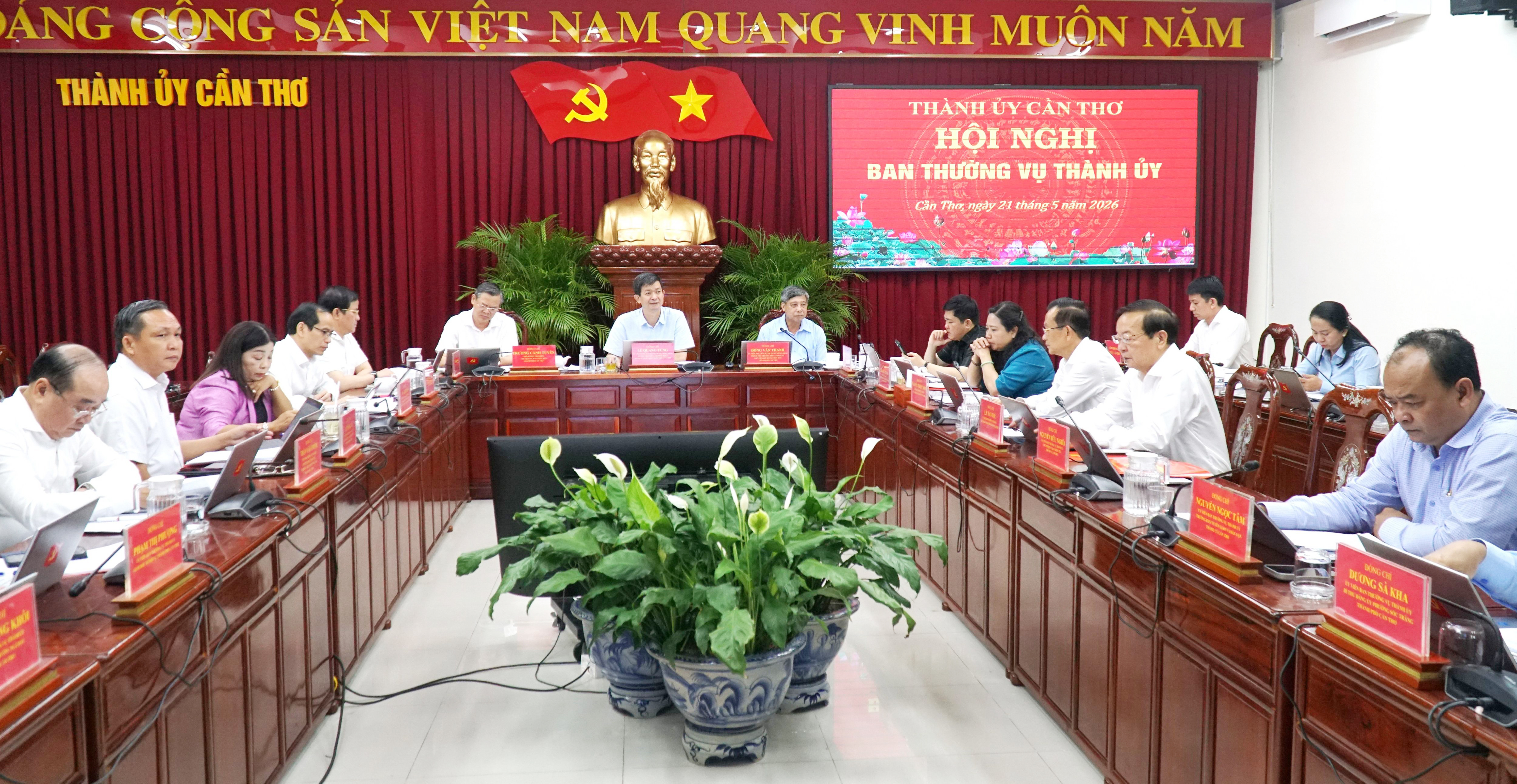 គណៈអចិន្ត្រៃយ៍នៃគណៈកម្មាធិការបក្សទីក្រុងកឹងធើ ផ្តល់យោបល់លើបញ្ហាទាំងឡាយក្នុងដែនសមត្ថកិច្ច