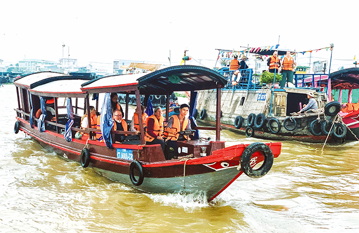 Mở hướng phát triển hàng không và du lịch