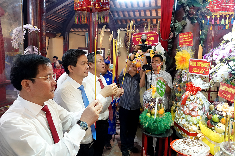 Lãnh đạo thành phố dự khai mạc Lễ hội Kỳ yên Thượng điền Đình Bình Thủy