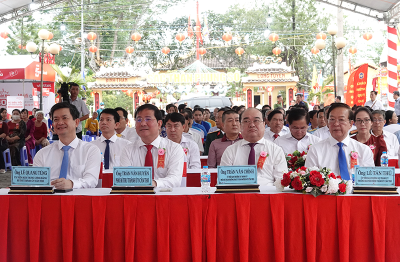 Lãnh đạo thành phố dự khai mạc Lễ hội Kỳ yên Thượng điền Đình Bình Thủy