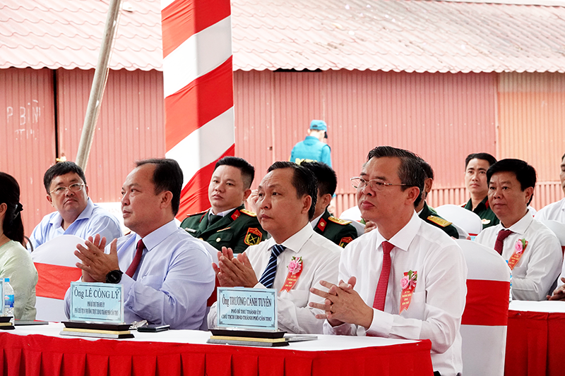 Lãnh đạo thành phố dự khai mạc Lễ hội Kỳ yên Thượng điền Đình Bình Thủy