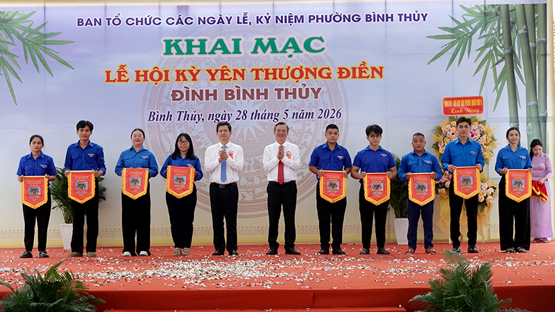 Lãnh đạo thành phố dự khai mạc Lễ hội Kỳ yên Thượng điền Đình Bình Thủy