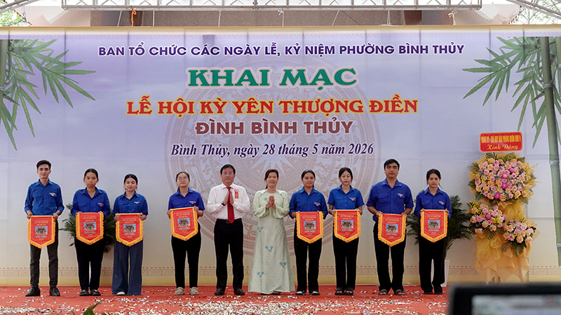Lãnh đạo thành phố dự khai mạc Lễ hội Kỳ yên Thượng điền Đình Bình Thủy