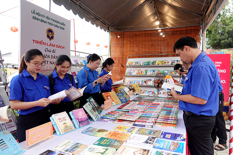 Lãnh đạo thành phố dự khai mạc Lễ hội Kỳ yên Thượng điền Đình Bình Thủy