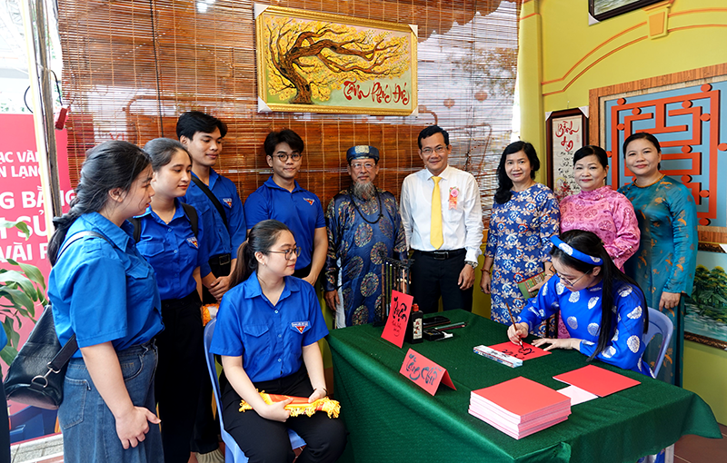 Lãnh đạo thành phố dự khai mạc Lễ hội Kỳ yên Thượng điền Đình Bình Thủy