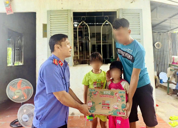 Từ phản ánh qua mã QR, 2 trẻ được cấp giấy khai sinh
