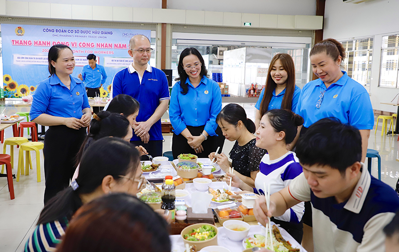 Lãnh đạo LĐLĐ TP Cần Thơ dự “Bữa cơm Công đoàn” cùng đoàn viên, người lao động
