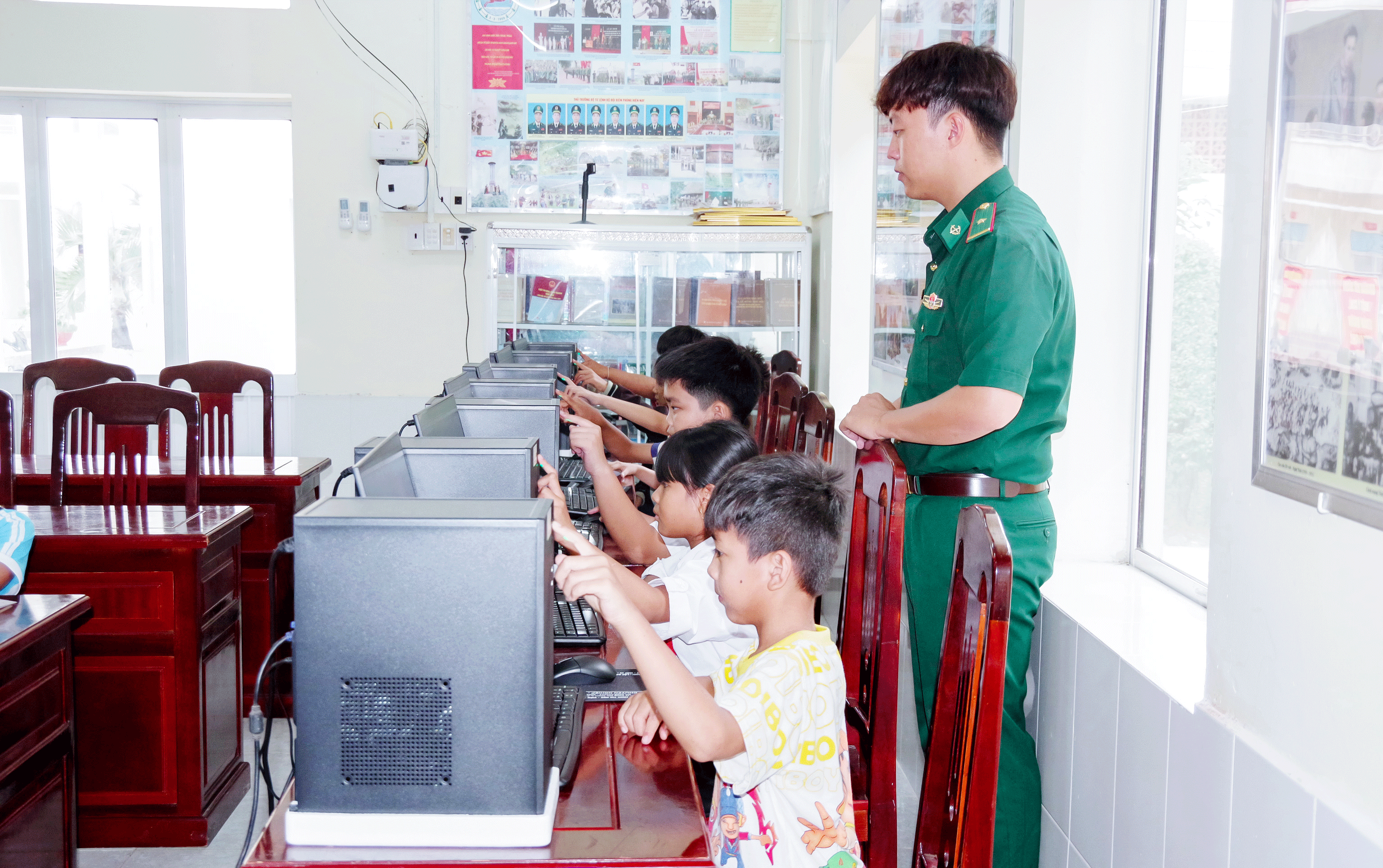 ប៉ុស្តិ៍ការពារព្រំដែនវិញហាយ រួមដំណើរជាមួយសិស្សានុសិស្សក្នុងការផ្លាស់ប្តូរឌីជីថល
