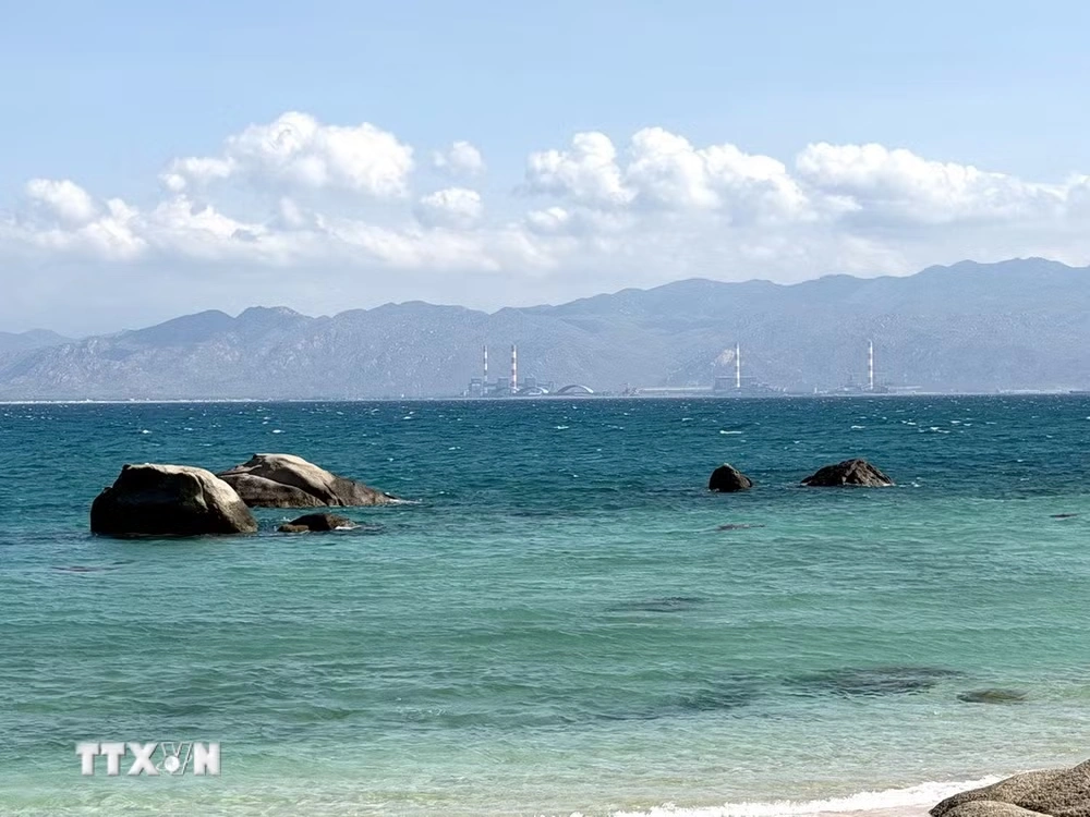 Hòn Cau - “viên ngọc xanh” giữa biển khơi hút bước chân du khách