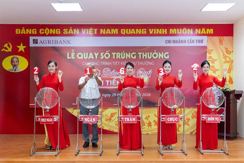 Agribank Chi nhánh Cần Thơ tổ chức quay số trúng thưởng chương trình "Mã đáo phú quý - gửi tiền như ý"