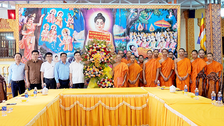 គណៈប្រតិភូនៃគណៈឃោសនាអប់រំនិងប្រជាចលនាមជ្ឈិម ប្រសិទ្ធពរមហាបុណ្យវិសាខបូជានៅទីក្រុងកឹងធើ