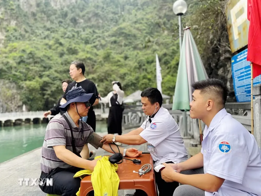 Chế độ phụ cấp đặc thù và hỗ trợ hằng tháng cho nhân viên y tế từ ngày 15/7