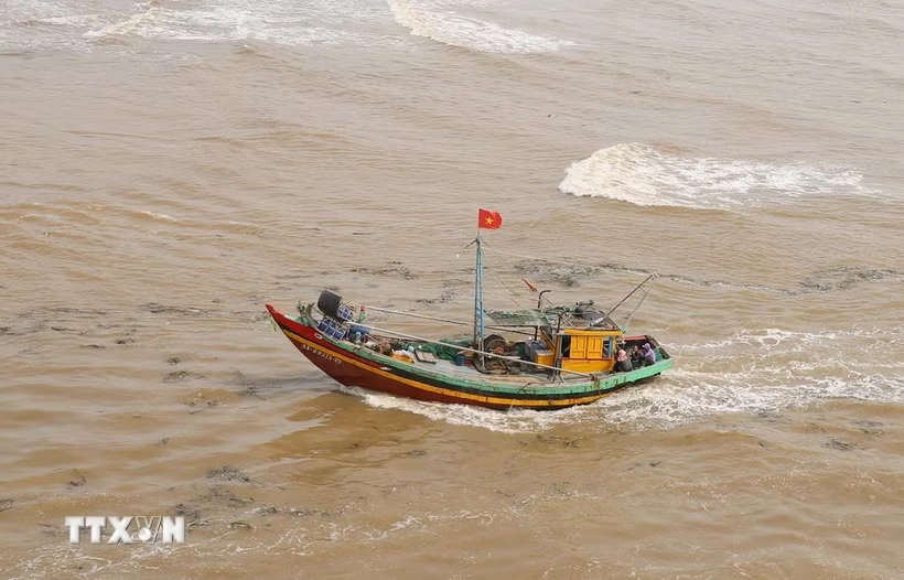 Cảnh báo sóng lớn gây nguy hiểm, ngư dân cần chủ động phòng tránh