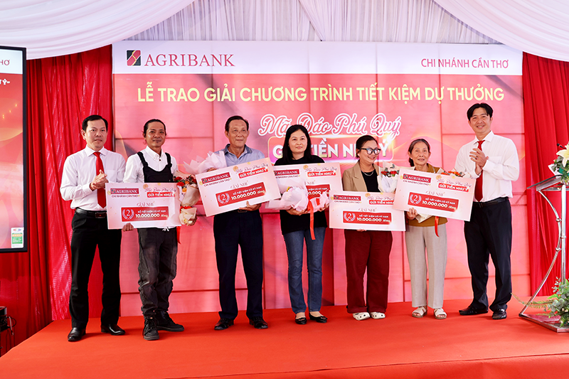 Agribank Chi nhánh Cần Thơ tìm ra chủ nhân xe VinFast VF3 của Chương trình tiết kiệm dự thưởng "Mã đáo phú quý - gửi tiền như ý"