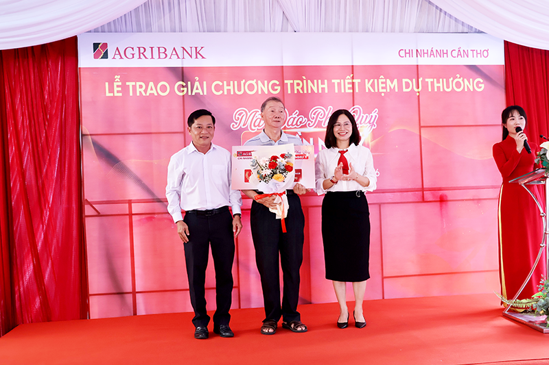 Agribank Chi nhánh Cần Thơ tìm ra chủ nhân xe VinFast VF3 của Chương trình tiết kiệm dự thưởng "Mã đáo phú quý - gửi tiền như ý"