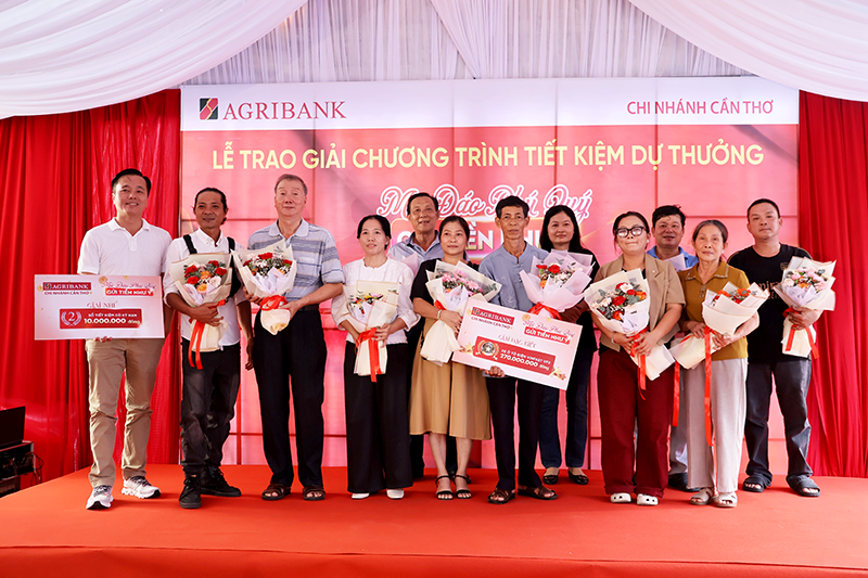 Agribank Chi nhánh Cần Thơ tìm ra chủ nhân xe VinFast VF3 của Chương trình tiết kiệm dự thưởng "Mã đáo phú quý - gửi tiền như ý"