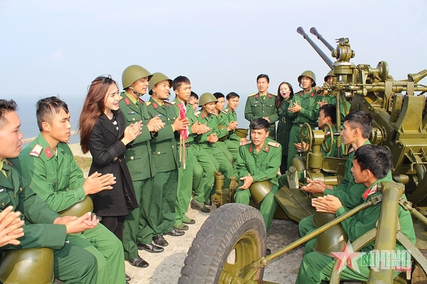 Bài 2: Trên đầu ngọn bút phải là nhân dân và Tổ quốc