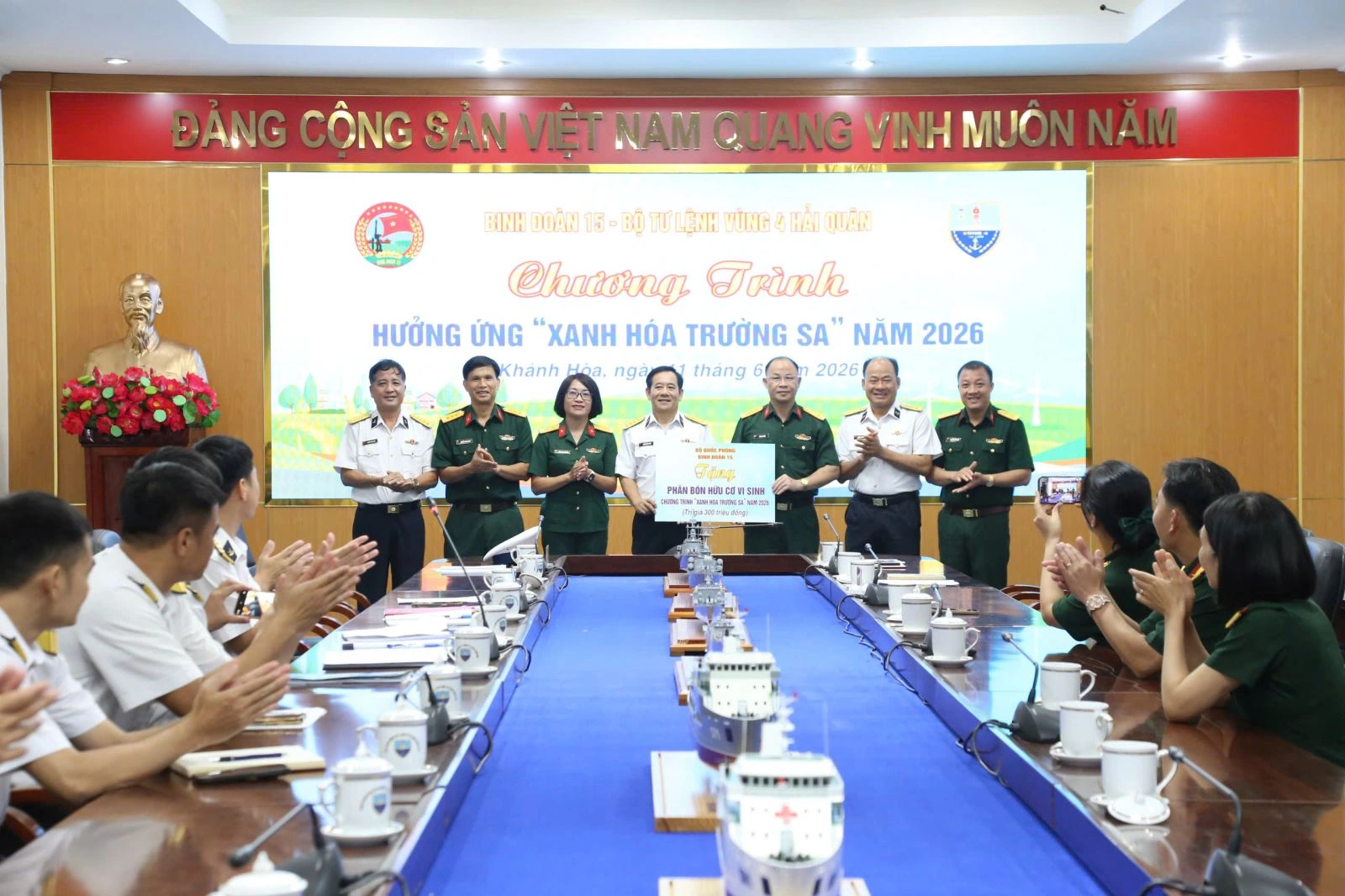 Vùng 4 Hải quân tiếp nhận 50 tấn phân bón hỗ trợ Chương trình "Xanh hóa Trường Sa"
