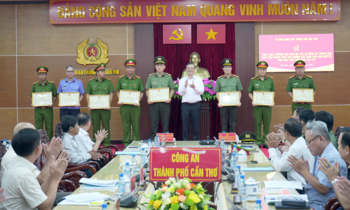 នគរបាលទីក្រុងកឹងធើ បាននាយករដ្ឋមន្ត្រីនៃរដ្ឋាភិបាលស្ងើចសរសើរអំពីស្នាដៃឆ្នើមក្នុងការបង្ក្រាបបទល្មើសគ្រឿងញៀនឆ្លងដែន