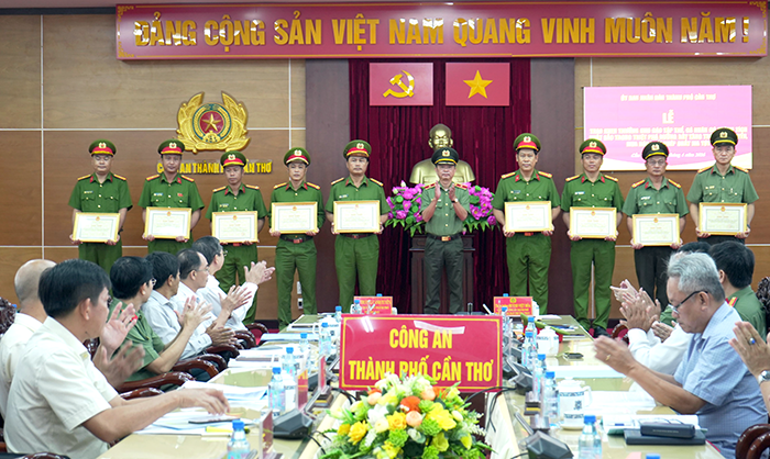 នគរបាលទីក្រុងកឹងធើ បាននាយករដ្ឋមន្ត្រីនៃរដ្ឋាភិបាលស្ងើចសរសើរអំពីស្នាដៃឆ្នើមក្នុងការបង្ក្រាបបទល្មើសគ្រឿងញៀនឆ្លងដែន