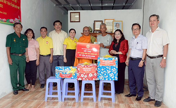 Bàn giao nhà Đại đoàn kết cho hộ dân tộc Khmer