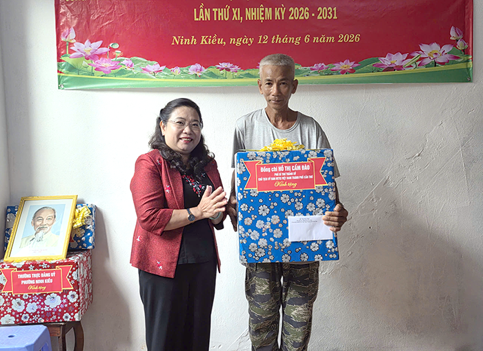 Bàn giao nhà Đại đoàn kết cho hộ dân tộc Khmer