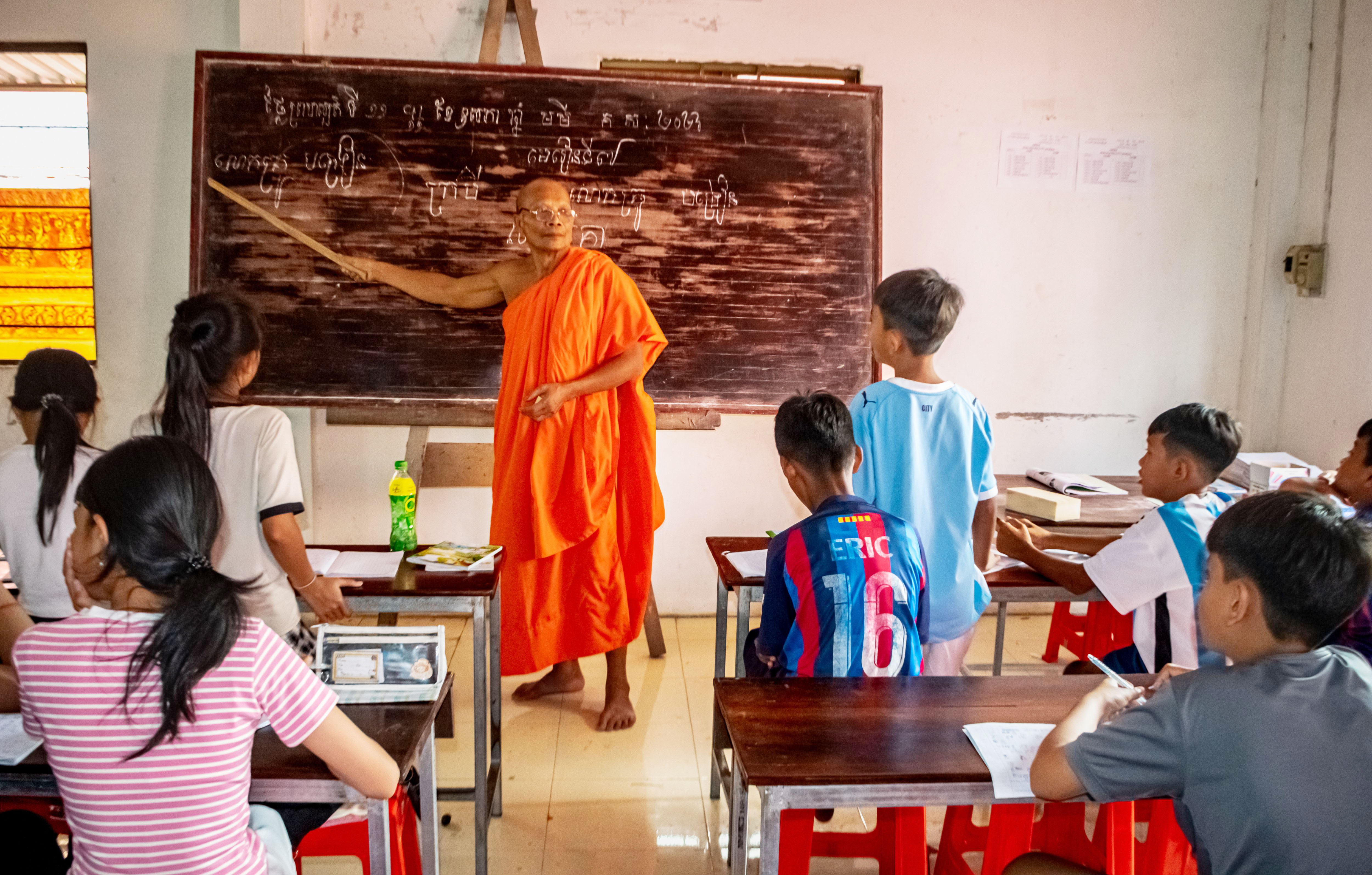 សំឡេងអានមេរៀនកងរំពងនៅទីវត្តអារាម