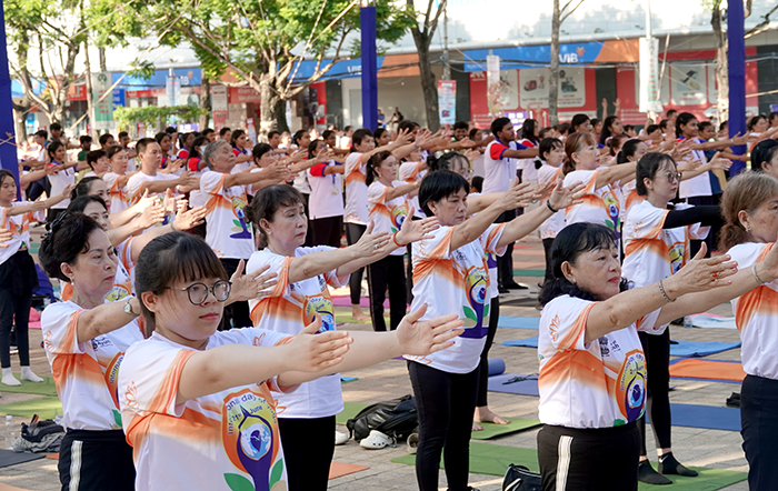 Hơn 1.000 người tham gia chương trình Ngày Quốc tế Yoga tại TP Cần Thơ