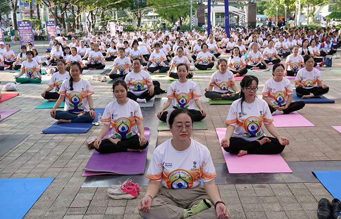 Hơn 1.000 người tham gia chương trình Ngày Quốc tế Yoga tại TP Cần Thơ