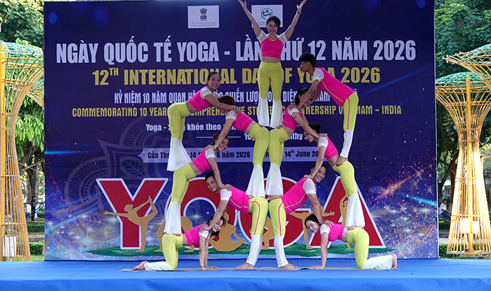 Hơn 1.000 người tham gia chương trình Ngày Quốc tế Yoga tại TP Cần Thơ