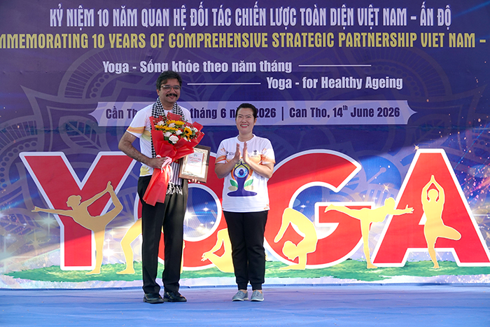 Hơn 1.000 người tham gia chương trình Ngày Quốc tế Yoga tại TP Cần Thơ