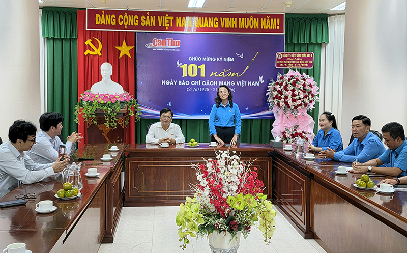 Liên đoàn Lao động thành phố thăm, chúc mừng Báo và Phát thanh, Truyền hình Cần Thơ nhân kỷ niệm Ngày Báo chí cách mạng Việt Nam