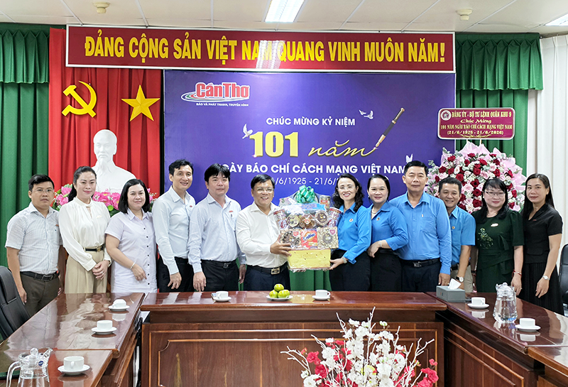 Liên đoàn Lao động thành phố thăm, chúc mừng Báo và Phát thanh, Truyền hình Cần Thơ nhân kỷ niệm Ngày Báo chí cách mạng Việt Nam