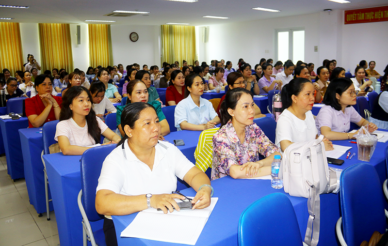 Các giáo viên tham gia tập huấn.