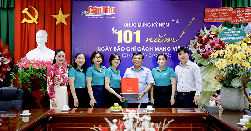 Ngân hàng BIDV Chi nhánh TP Cần Thơ chúc mừng Báo và Phát thanh, Truyền hình Cần Thơ nhân Ngày Báo chí Cách mạng Việt Nam