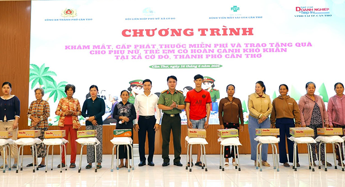 Khám mắt, phát thuốc và tặng quà người dân hoàn cảnh khó khăn