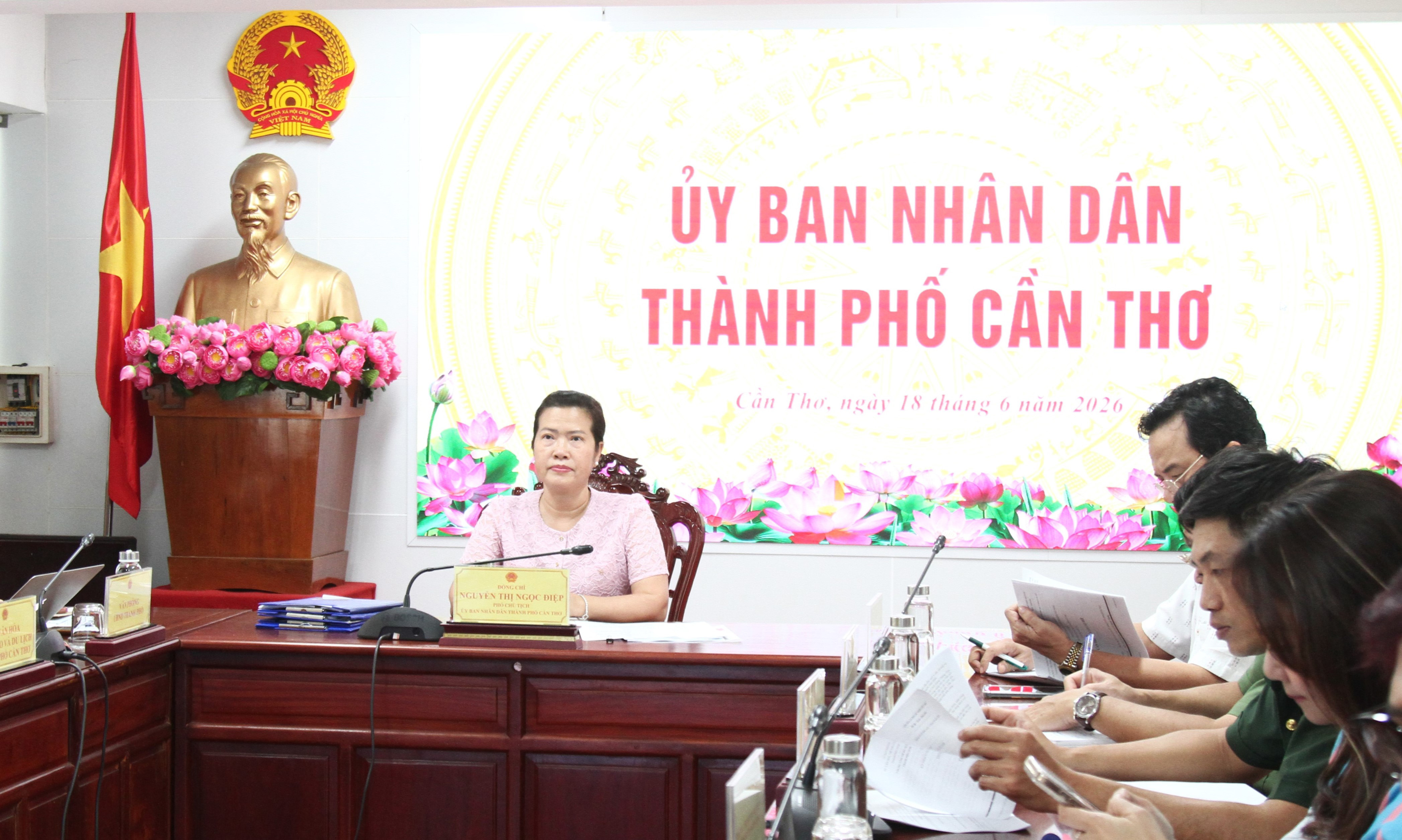 ផ្តល់មតិយោបល់លើកម្មវិធីសិល្បៈ អំណរទិវាបុណ្យជាតិ ២ កញ្ញា និងបើកពិធីមហោស្រពកីឡាទីក្រុងកឹងធើ