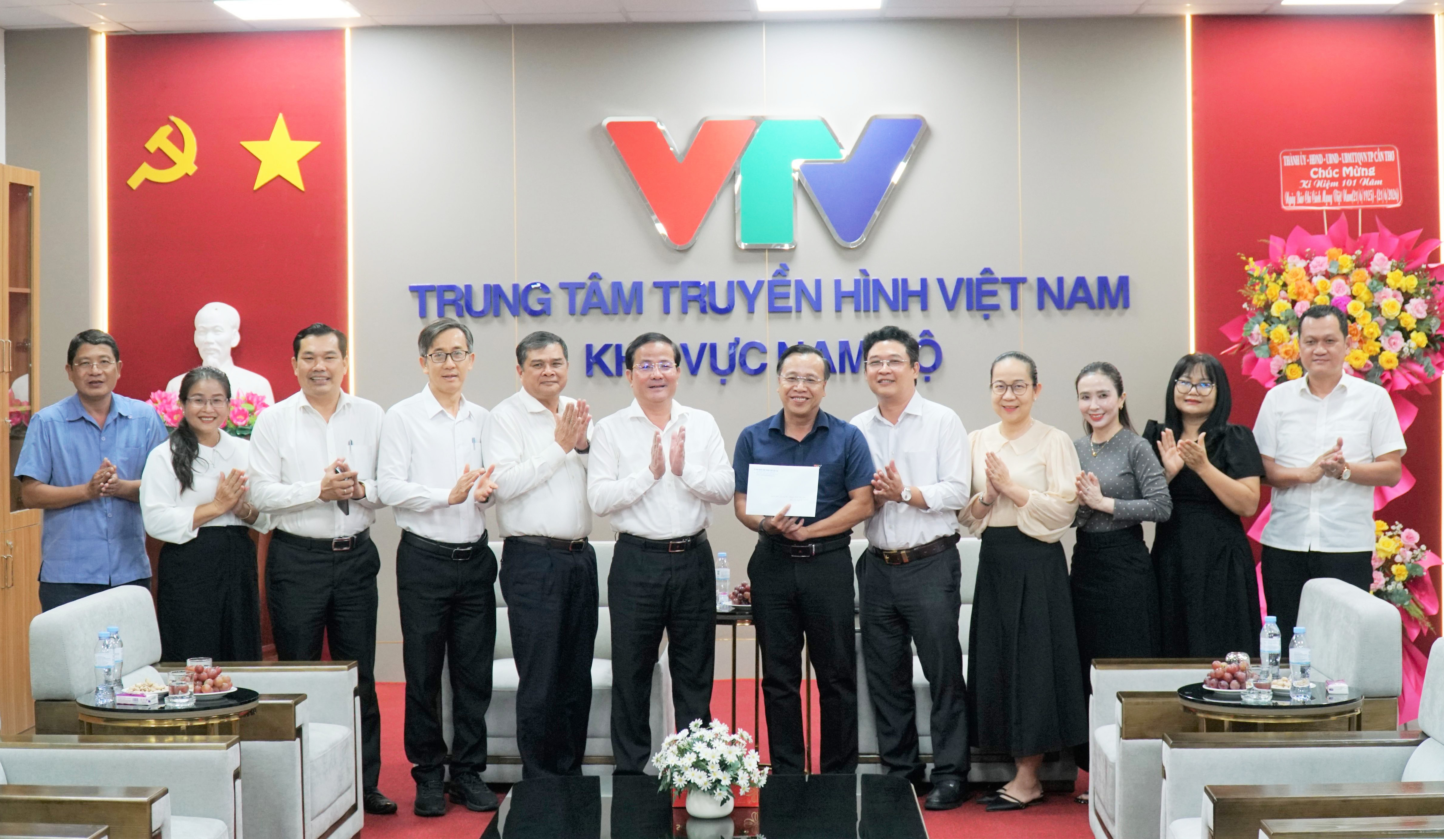 ថ្នាក់ដឹកនាំនៃគណៈកម្មាធិការបក្សទីក្រុងអបអរ ទិវាសារព័ត៌មានបដិវត្តន៍វៀតណាម
