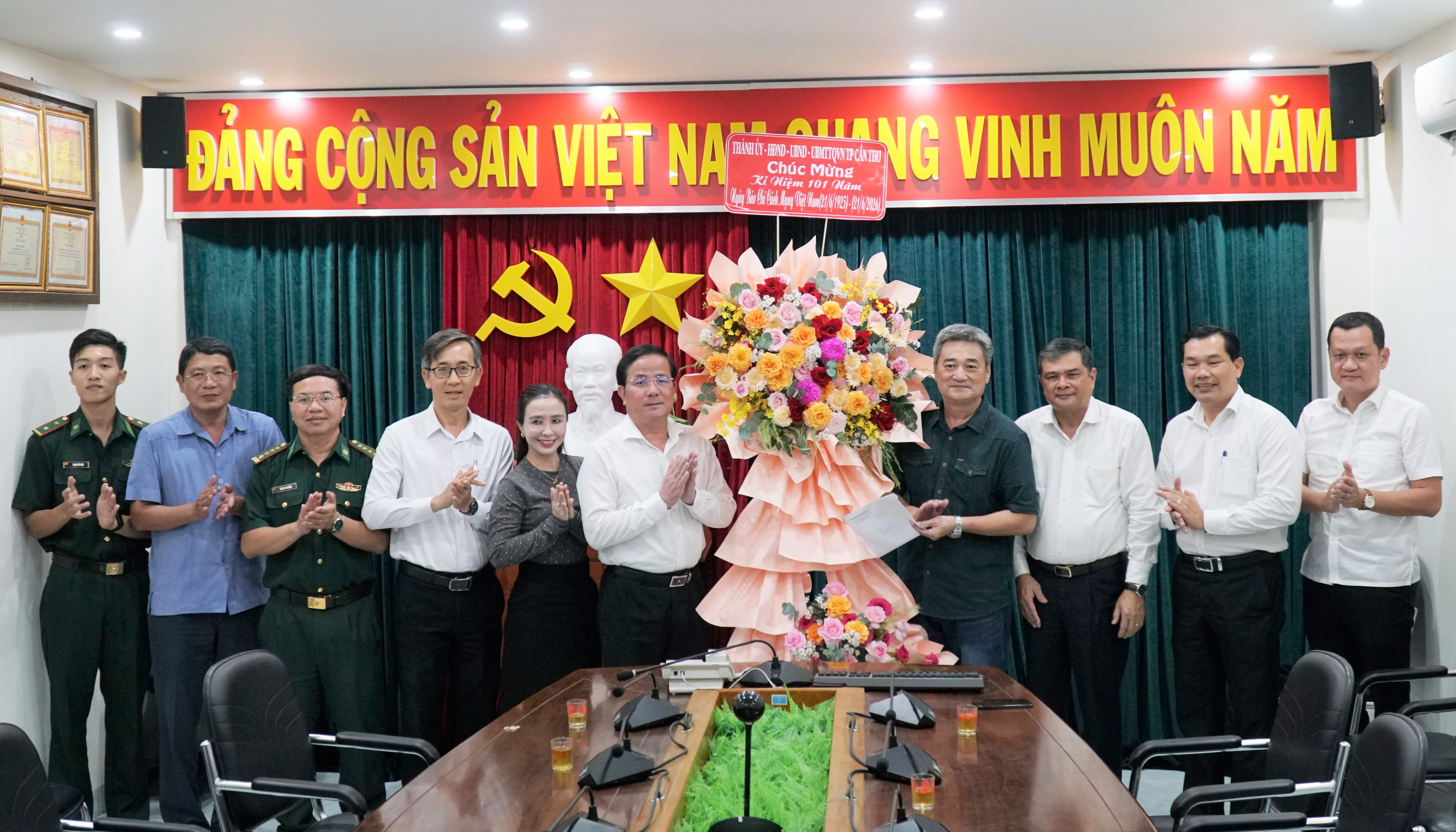 ថ្នាក់ដឹកនាំនៃគណៈកម្មាធិការបក្សទីក្រុងអបអរ ទិវាសារព័ត៌មានបដិវត្តន៍វៀតណាម