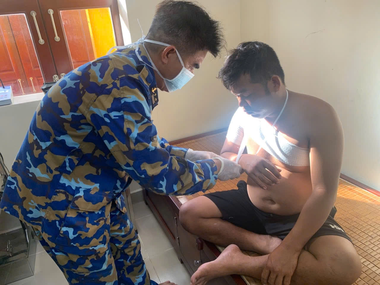 Nhà giàn DK1/10 kịp thời cấp cứu ngư dân bị tai nạn trên biển