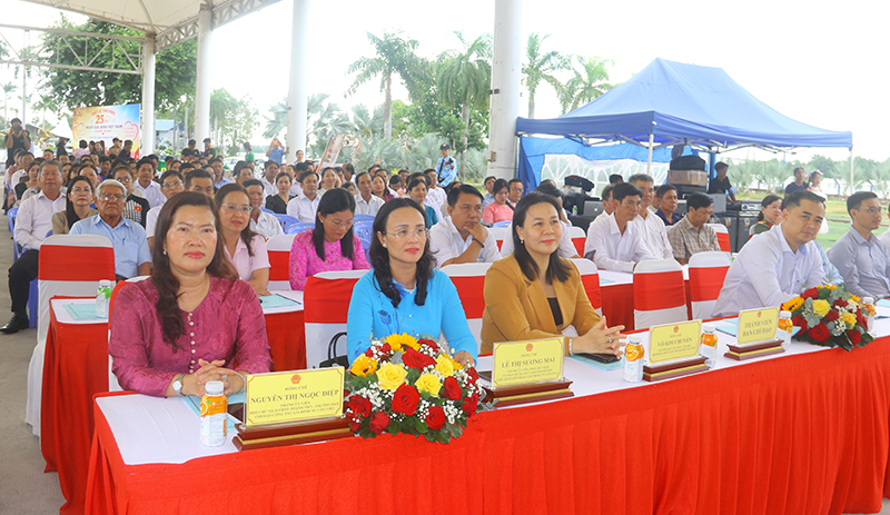 bà Nguyễn Thị Ngọc Điệp, Phó Chủ tịch UBND TP Cần Thơ tham dự họp mặt kỷ niệm 25 năm Ngày Gia đình Việt Nam 
