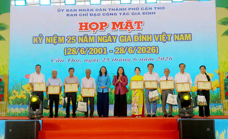 bà Nguyễn Thị Ngọc Điệp, Phó Chủ tịch UBND TP Cần Thơ trao bằng khen