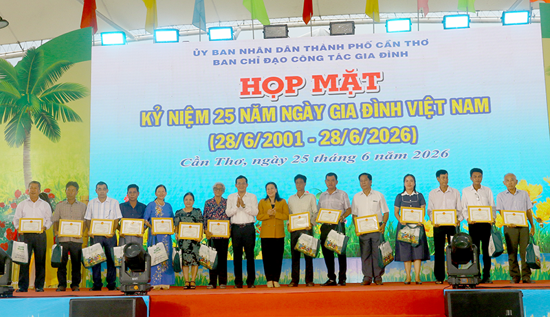 Sở Văn hóa, Thể thao và Du lịch TP Cần Thơ tặng giấy khen đến hộ gia đình văn hóa