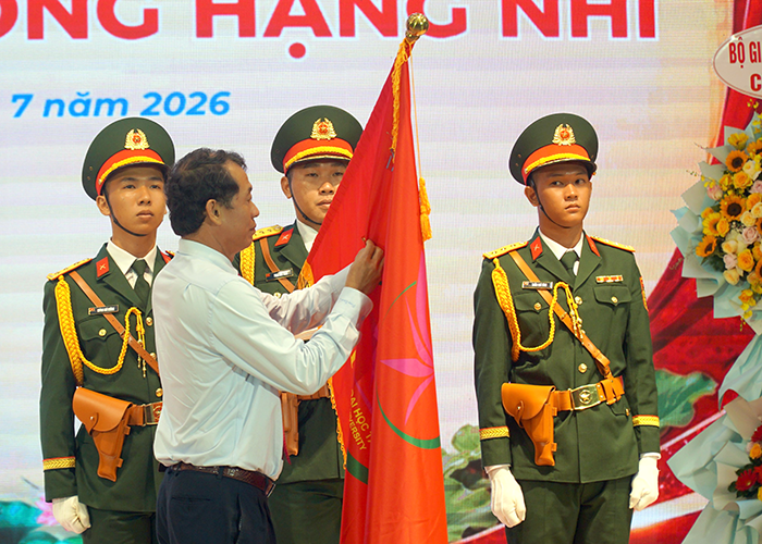Trường Đại học Tây Đô đón nhận Huân chương Lao động hạng Nhì