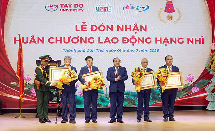 Trường Đại học Tây Đô đón nhận Huân chương Lao động hạng Nhì