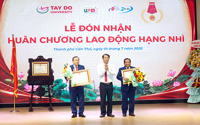 Trường Đại học Tây Đô đón nhận Huân chương Lao động hạng Nhì