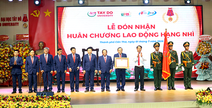 Trường Đại học Tây Đô đón nhận Huân chương Lao động hạng Nhì